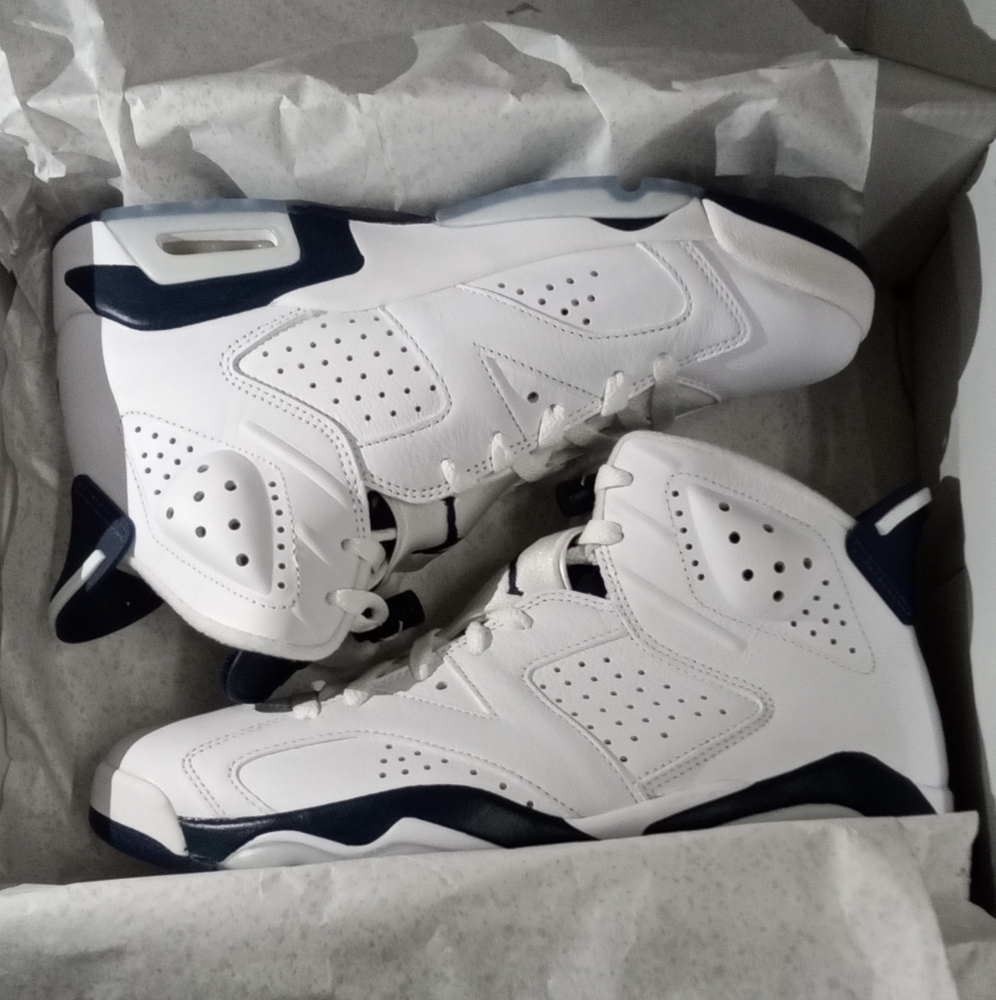 JordanRetro 6White and Navy Size8,men